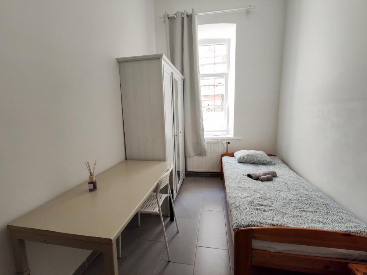 Room With Privat Shower In 3 Rooms Apartment Відень Екстер'єр фото