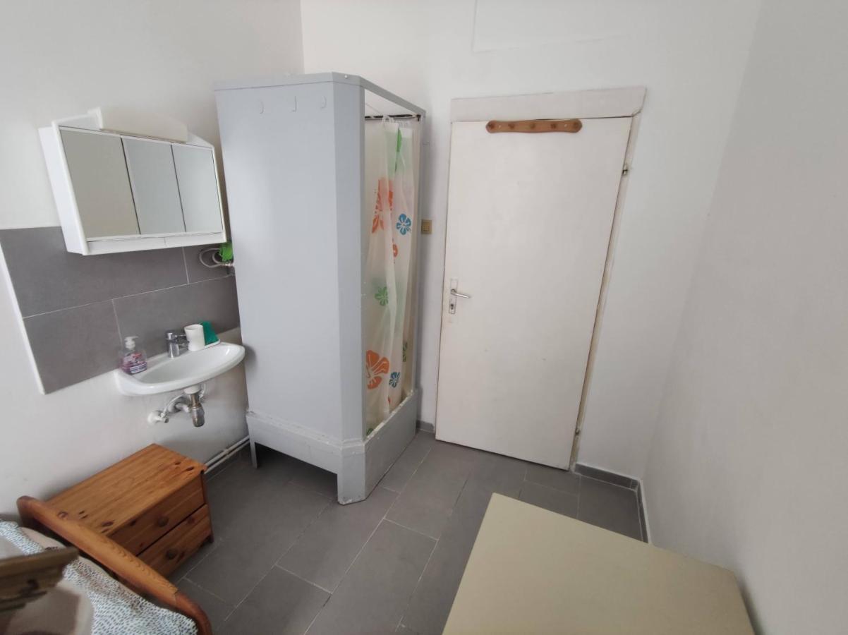 Room With Privat Shower In 3 Rooms Apartment Відень Екстер'єр фото