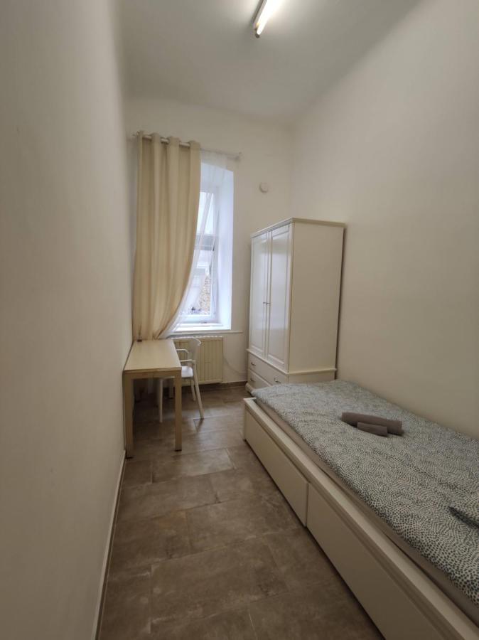 Room With Privat Shower In 3 Rooms Apartment Відень Екстер'єр фото